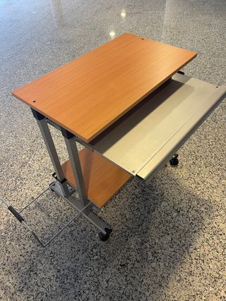 Mesa de estudio con bandeja extraíble