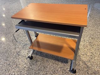 Mesa de estudio con bandeja extraíble