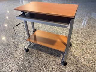 Mesa de estudio con bandeja extraíble