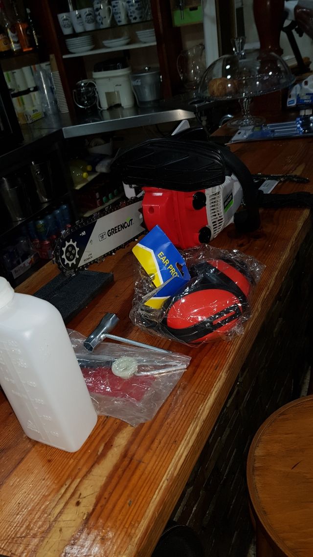 motosierra con doble correa y todos accesorios