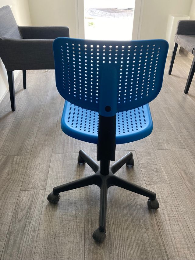 Silla con ruedas azul y negro