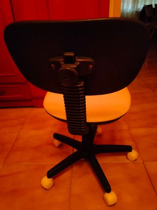 Silla de oficina blanca