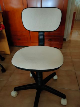 Silla de oficina blanca