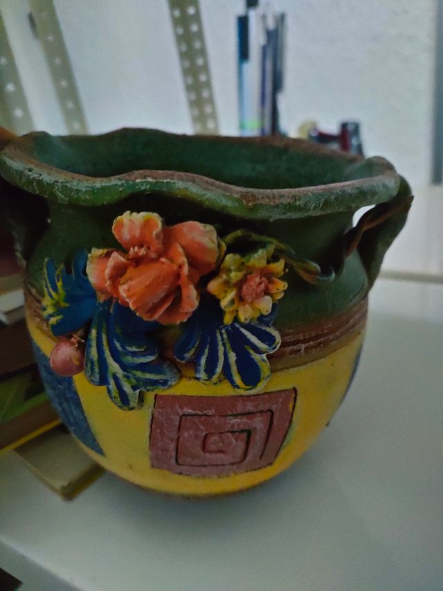 jarron con soporte metálico