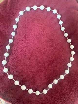 Nuova collana di bigiotteria di colore bianca
