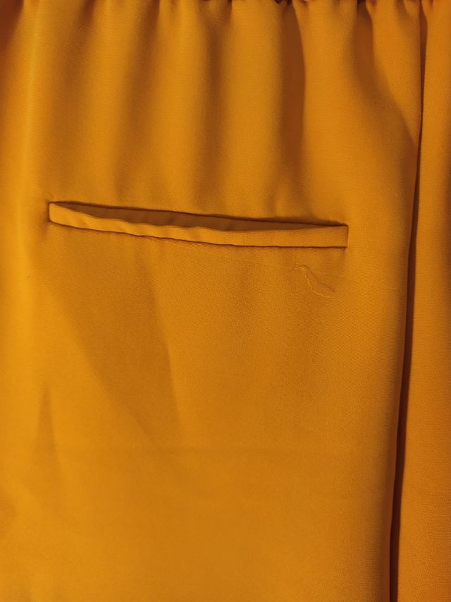 pantalón recto color mostaza