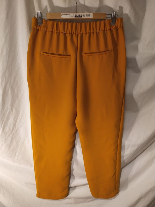 pantalón recto color mostaza