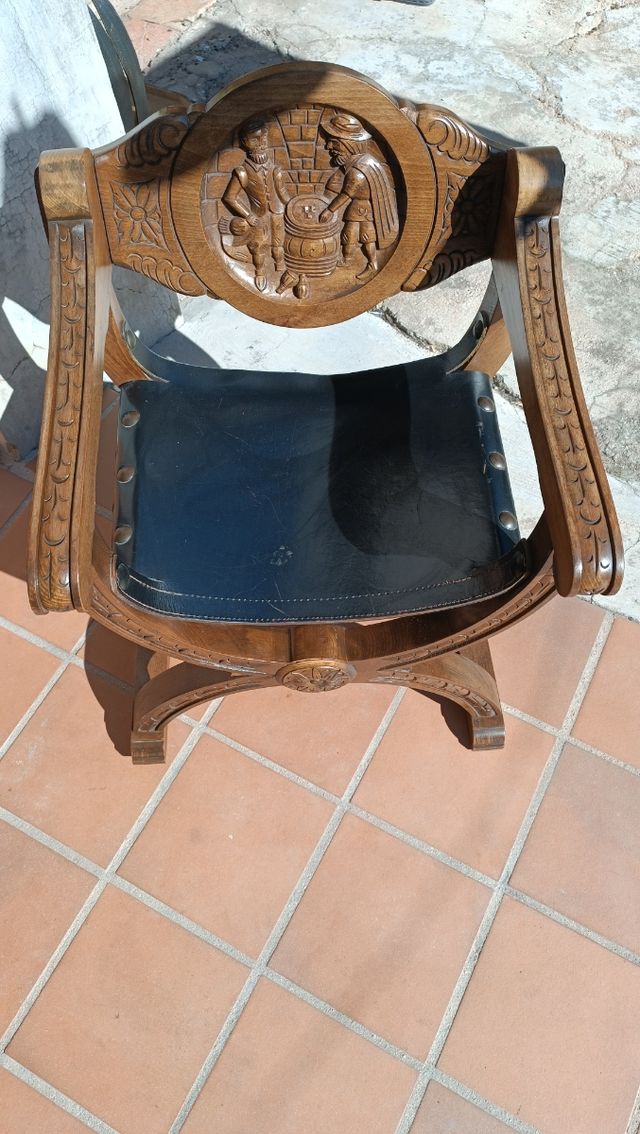 Sillón de madera y cuero antigua