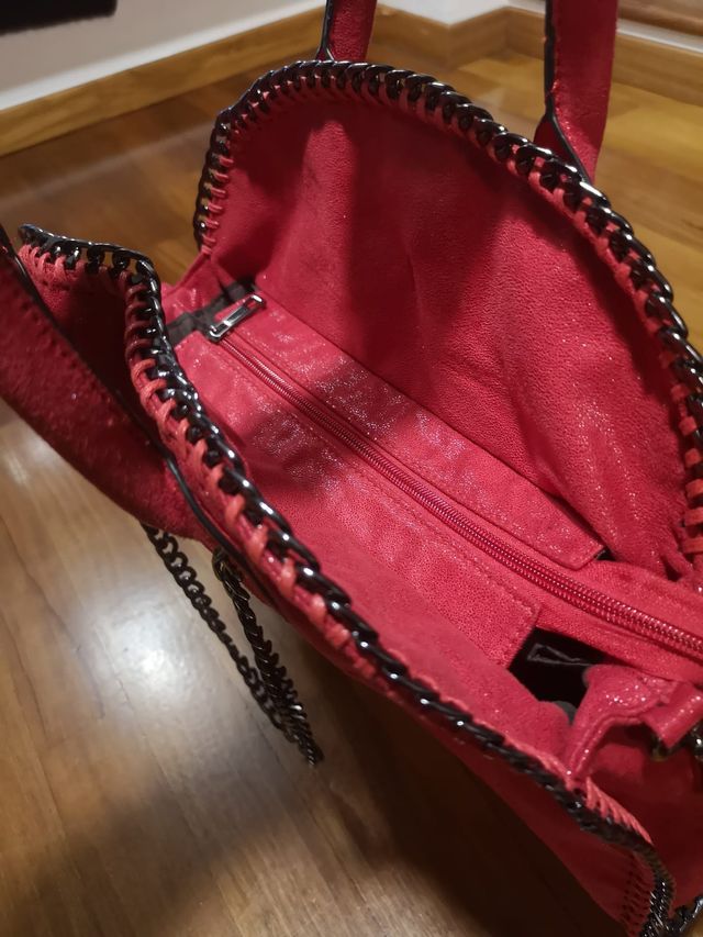 Borsa con catene rosso brillante