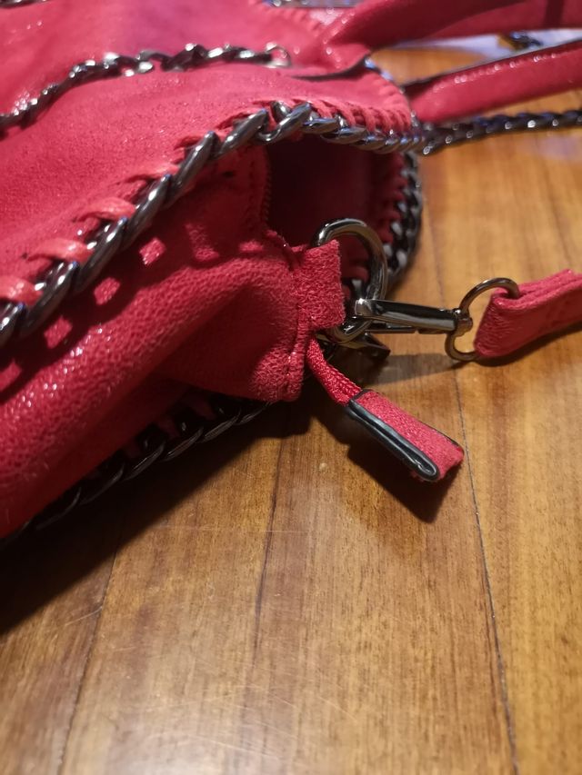 Borsa con catene rosso brillante
