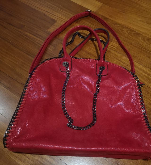 Borsa con catene rosso brillante