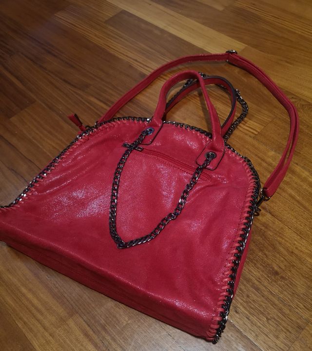 Borsa con catene rosso brillante