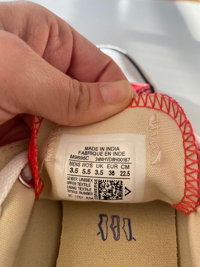 Zapatillas converse rojas. 