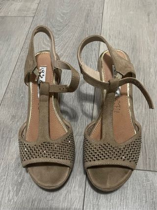 Sandalias fiesta color camel