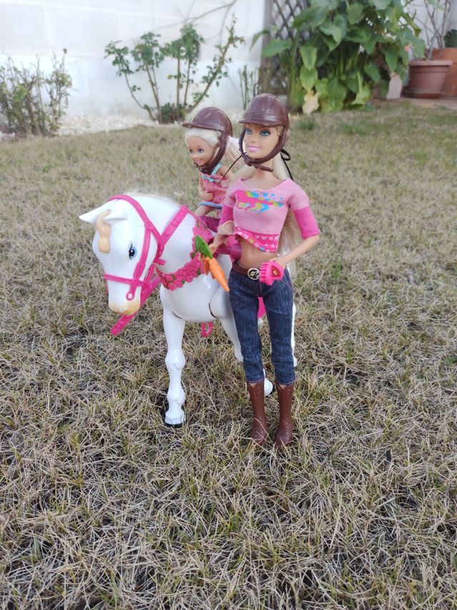 Barbie y Stacie a caballo