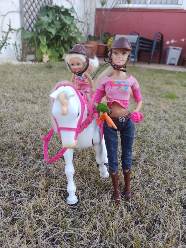 Barbie y Stacie a caballo