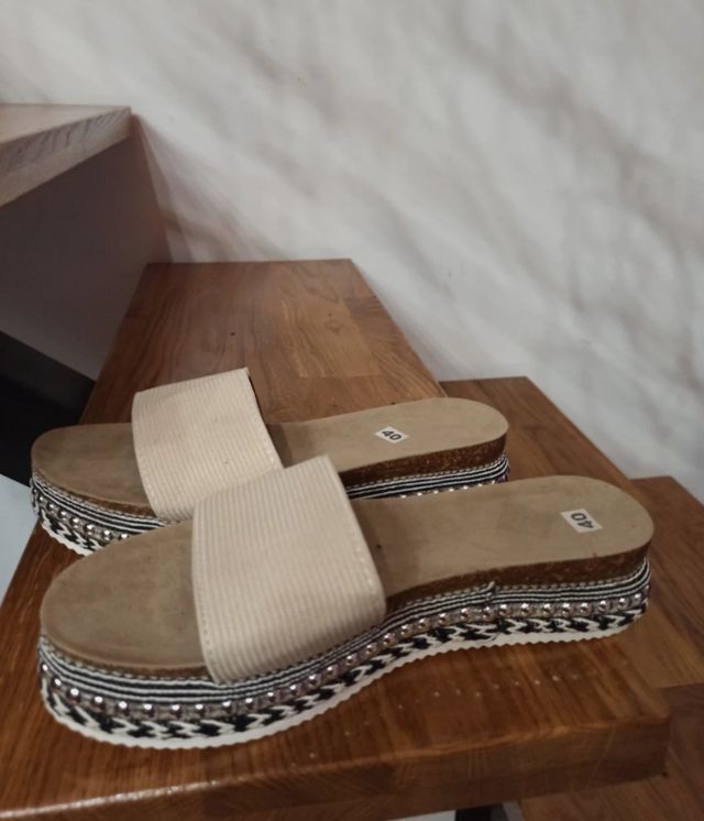 sandalias plataforma beige tachuelas