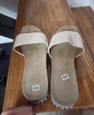 sandalias plataforma beige tachuelas