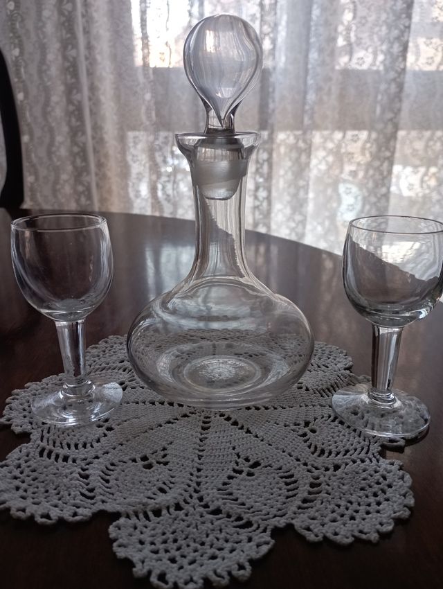 Licorera con dos copas.