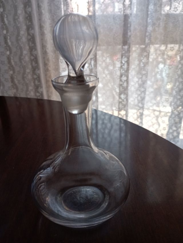 Licorera con dos copas.