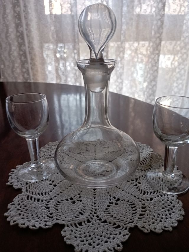 Licorera con dos copas.