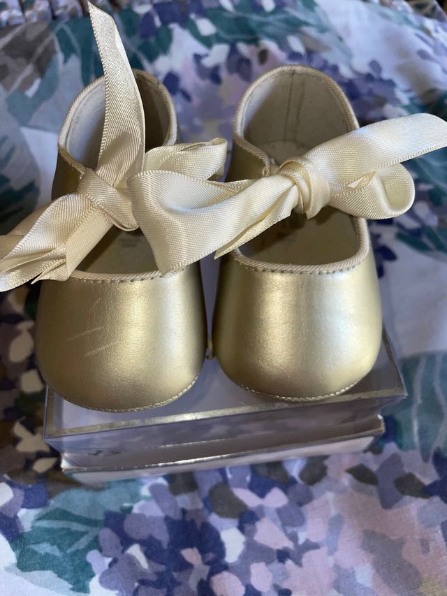 Zapatos dorados mayoral bebé