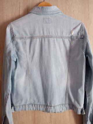 Cazadora vaquera, azul claro, talla XL.