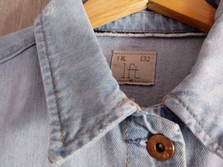 Cazadora vaquera, azul claro, talla XL.