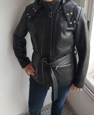 Estilosa chaqueta piel auténtica con capucha