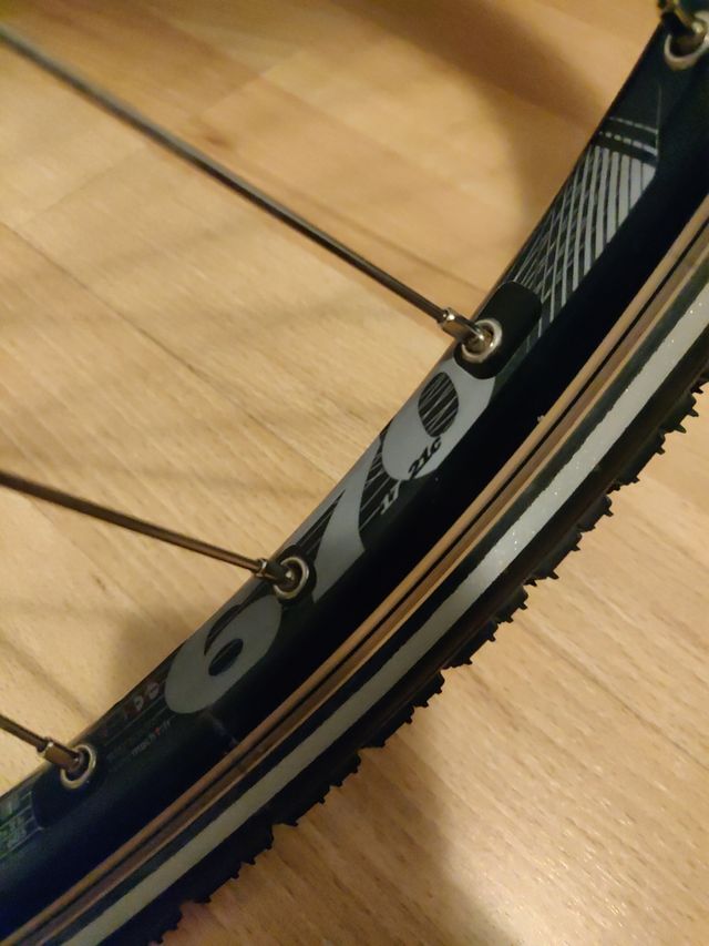 Rueda delantera bicicleta carretera