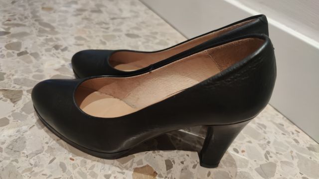 zapatos salón de piel