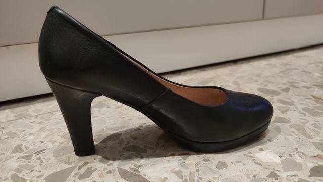 zapatos salón de piel