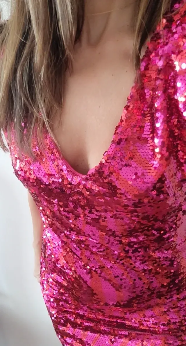 Vestido de fiesta de lentejuelas. Con etiquetas.