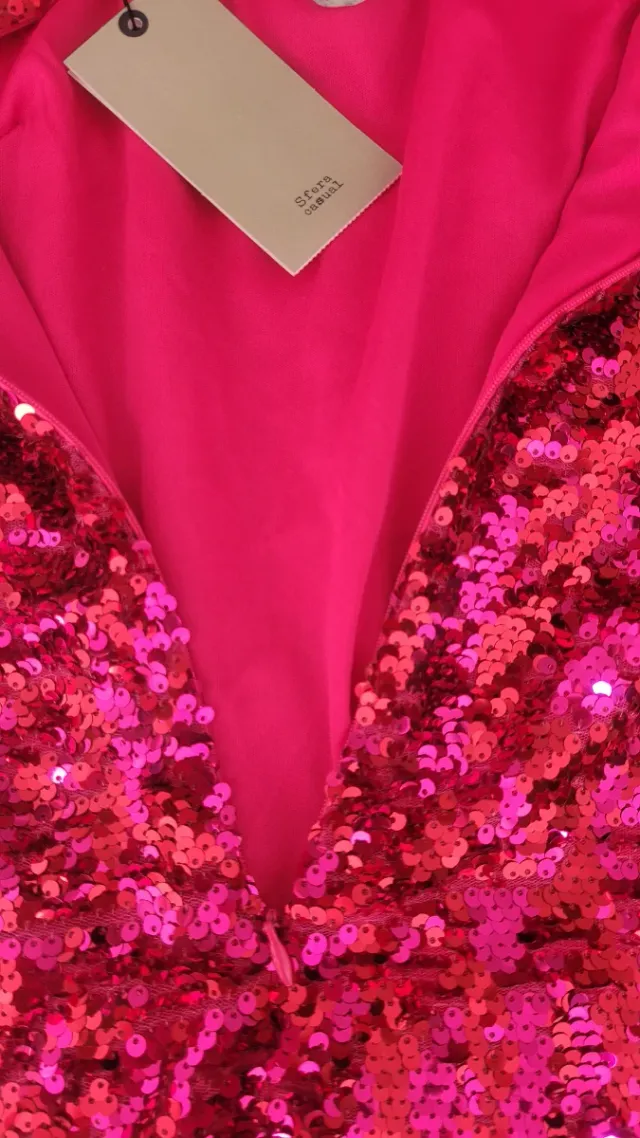 Vestido de fiesta de lentejuelas. Con etiquetas.