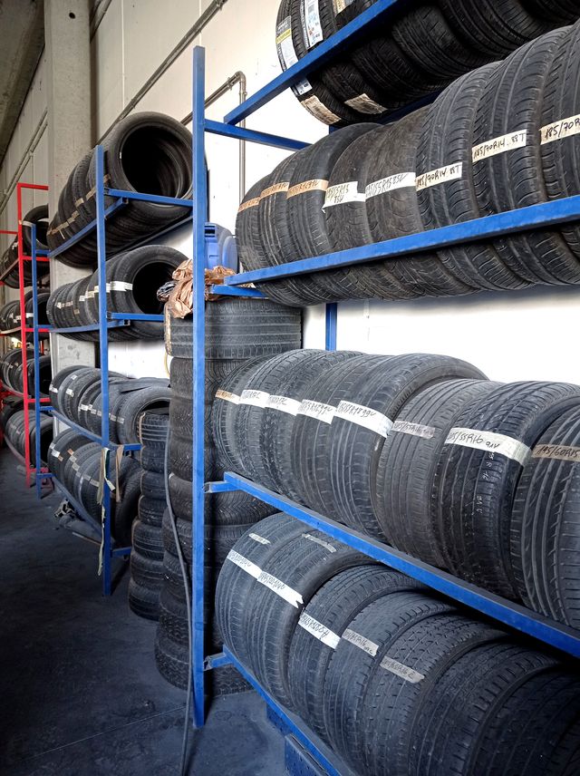 Dos neumáticos de ocasión 215/55 r17 94V