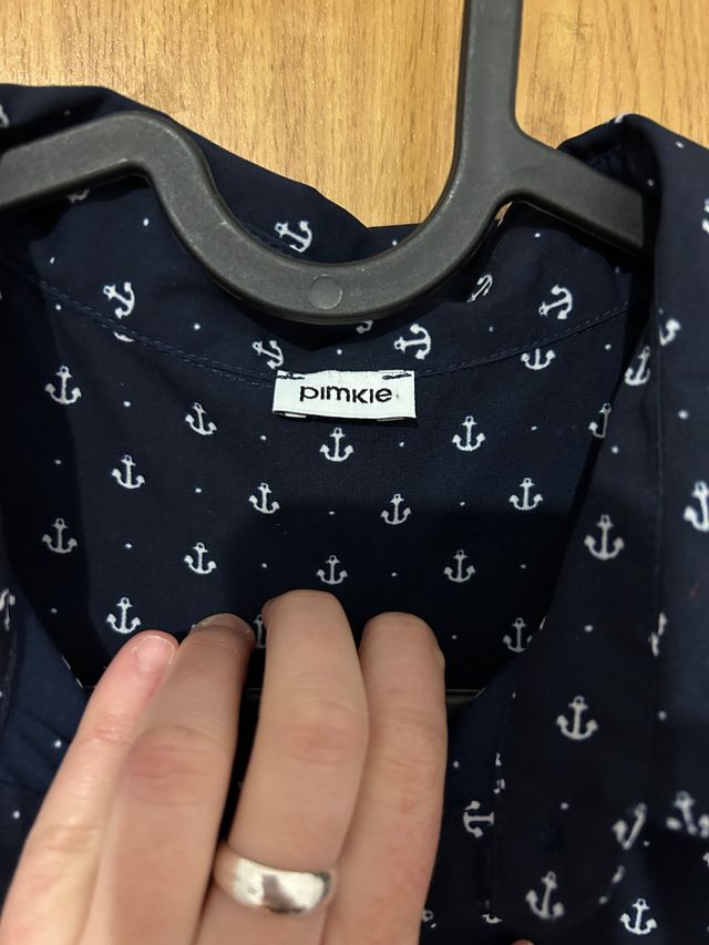 Camisa azul marino anclas