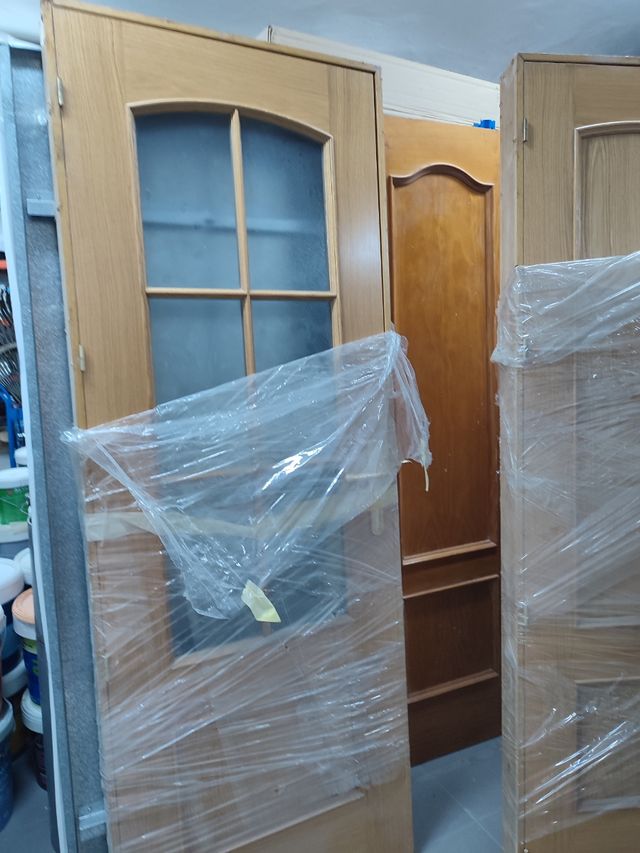 puerta marrón color clara con cristal opaco