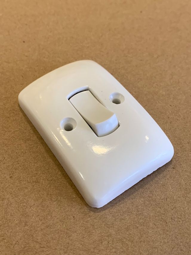 Interruptor antiguo extraplano de superficie 