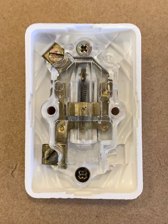 Interruptor antiguo extraplano de superficie 