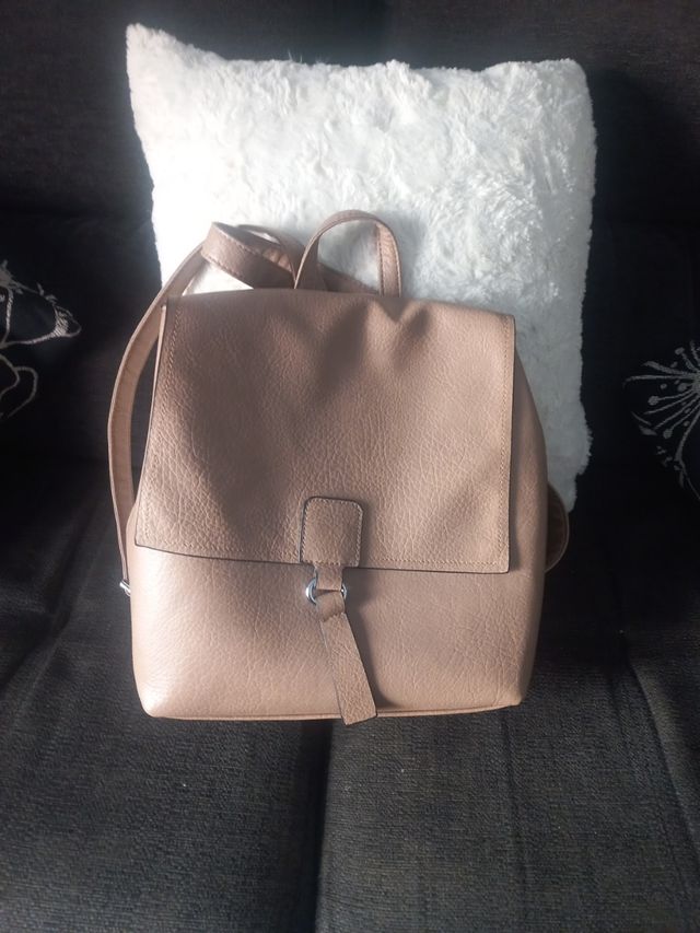 Mochila nueva. marrón claro.