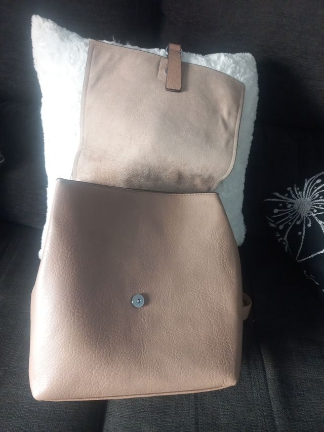 Mochila nueva. marrón claro.