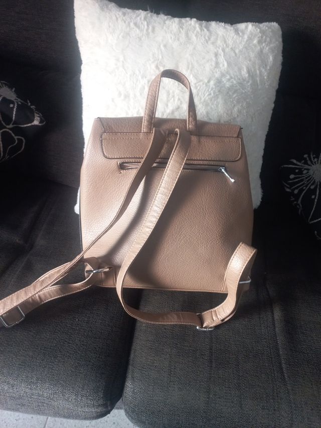 Mochila nueva. marrón claro.