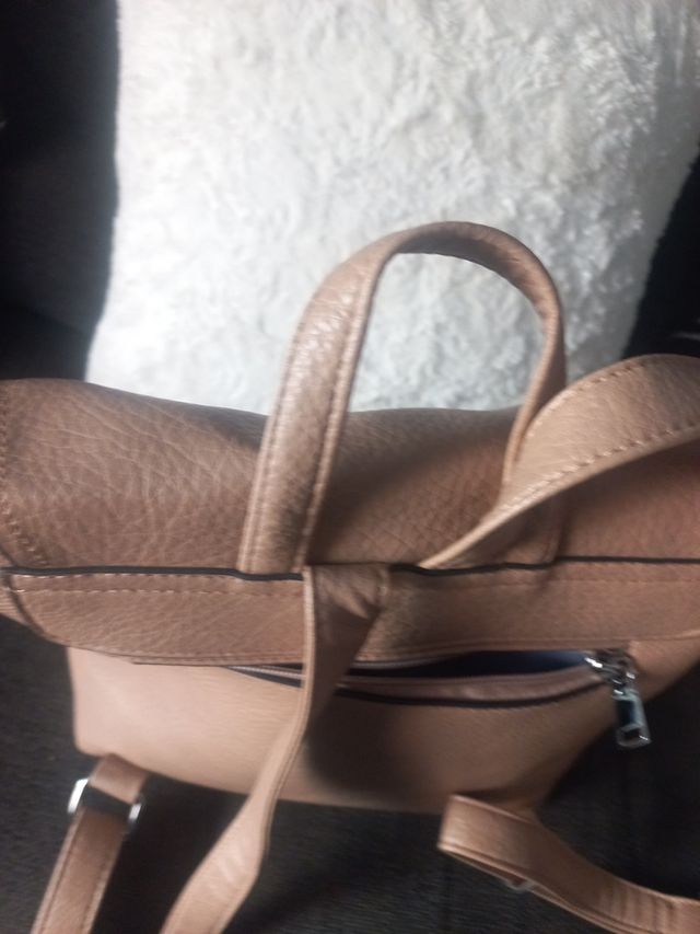 Mochila nueva. marrón claro.