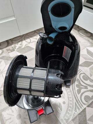 Aspirador sin bolsa BOSCH negro