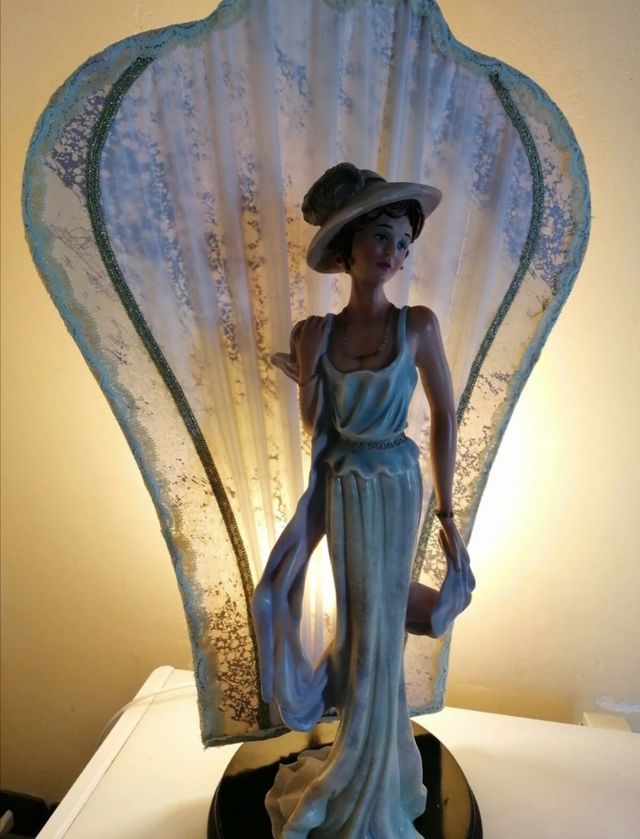 Vintage lampada con lady e paravento