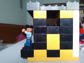 Lego duplo prigione con poliziotto e prigioniero