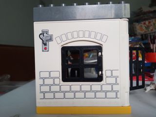 Lego duplo prigione con poliziotto e prigioniero