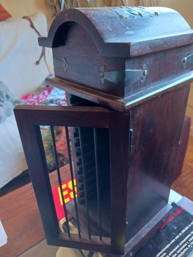 mueble torre en madera para almacenar CD,s