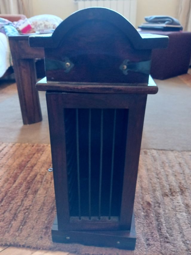 mueble torre en madera para almacenar CD,s