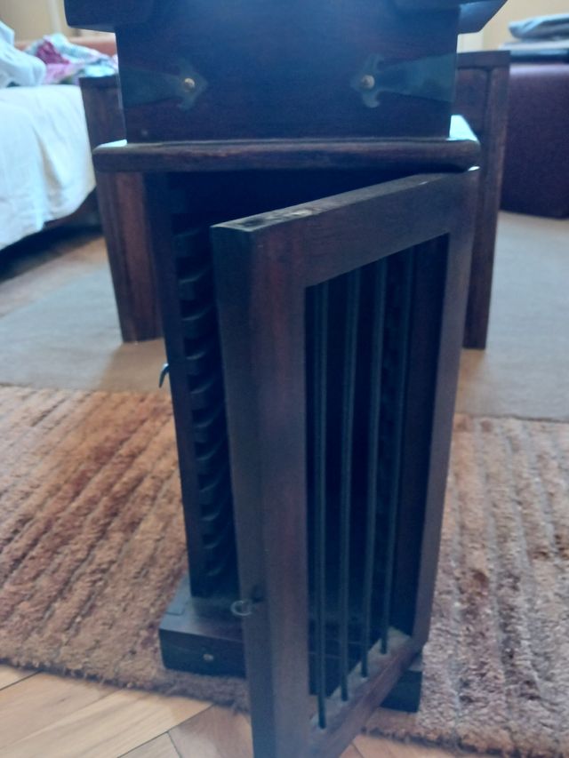 mueble torre en madera para almacenar CD,s